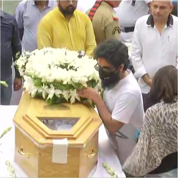 KK's funeral: Son looks distraught, wife breaks down, Mamata Banerjee pays  last respects as they bid farewell to the singer