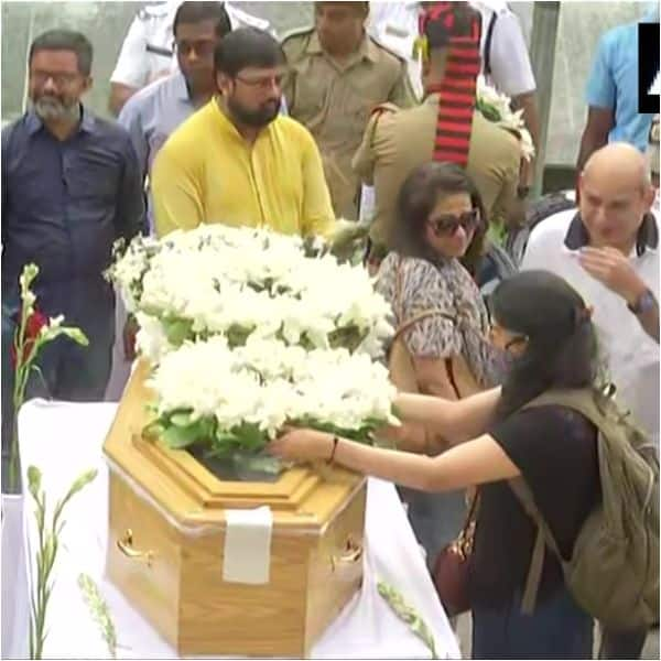 KK's funeral Son looks distraught, wife breaks down, Mamata Banerjee