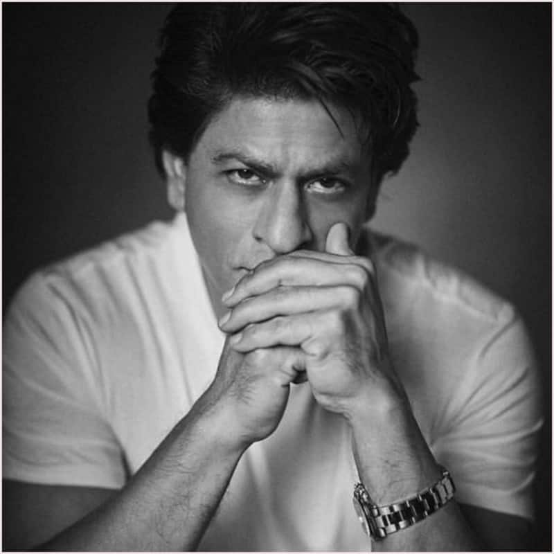 Shah Rukh Khan refuses to show his face to the paparazzi; covers ...