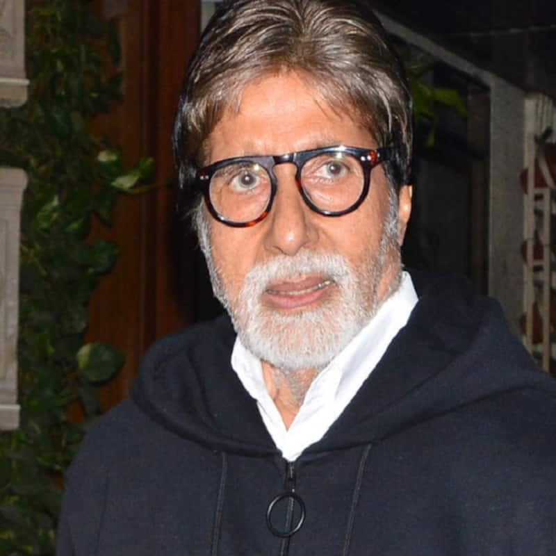Amitabh Bachchan complains as a female fan covers his face with kisses, netizens say, 'Jaya Bachchan se mila dete devi ji ko'