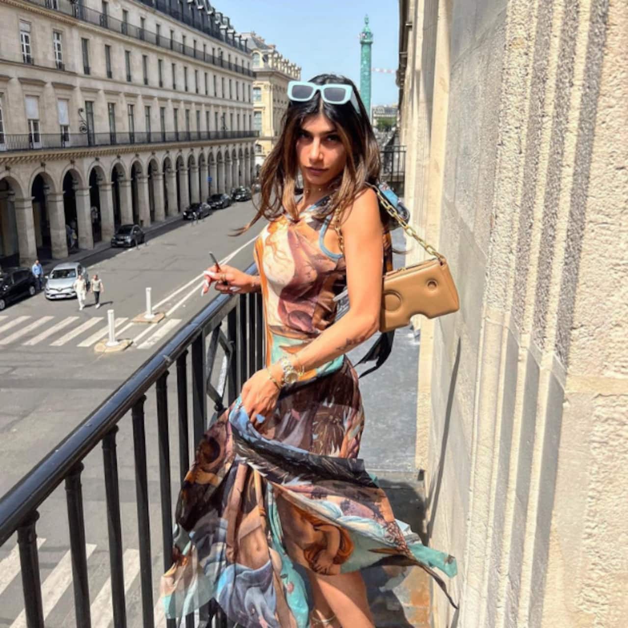 हवा से उड़ी मिया खलीफा (Mia Khalifa) की ड्रेस