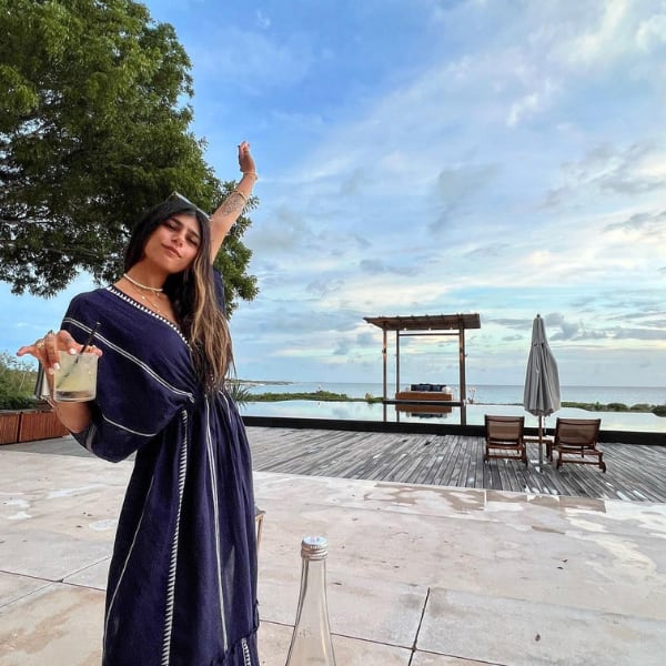 मिया खलीफा (Mia Khalifa) ने पहना ब्लैक गाउन मिया खलीफा (Mia Khalifa) ने पहना ब्लैक गाउन