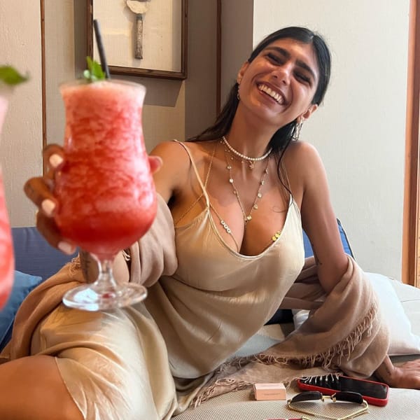 काफी ढीली थी मिया खलीफा (Mia Khalifa) की ड्रेस काफी ढीली थी मिया खलीफा (Mia Khalifa) की ड्रेस