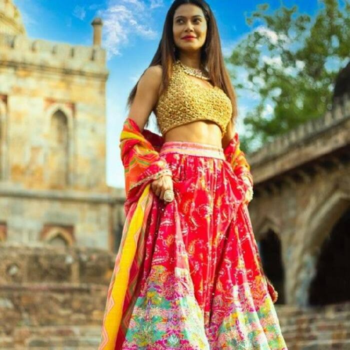 लाल जोड़े में सजी नजर आईं पायल रोहतगी (Payal Rohatgi)