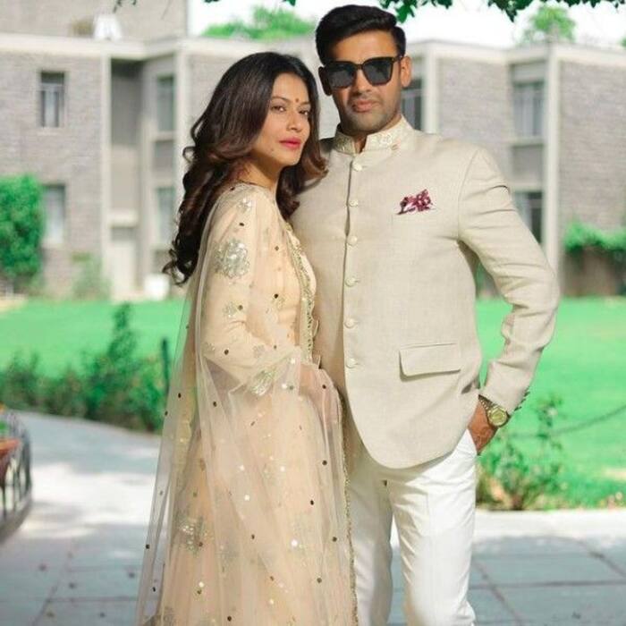 कपल गोल्स देते दिखाई दिए पायल रोहतगी (Payal Rohatgi) और संग्राम सिंह