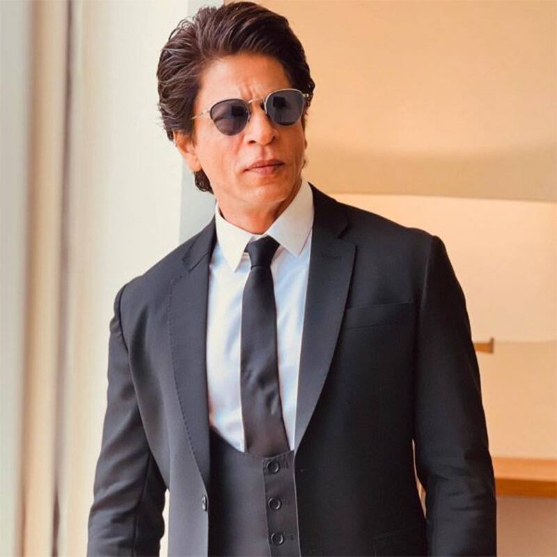 Shah Rukh Khan once again avoids getting clicked by the shutterbugs, hides behind a huge umbrella; fans say, 'He should use Raj Kundra’s mask'