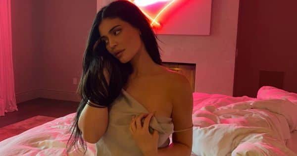 Kylie Jenner yatak odasında çarşafların arasında dinlenirken saten slip elbiseyi baştan çıkarıcı bir şekilde aşağı çekiyor [View Pics]