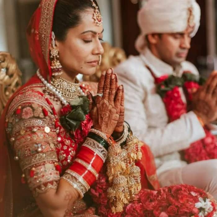 संग्राम-पायल ने हाथ जोड़कर की पूजा