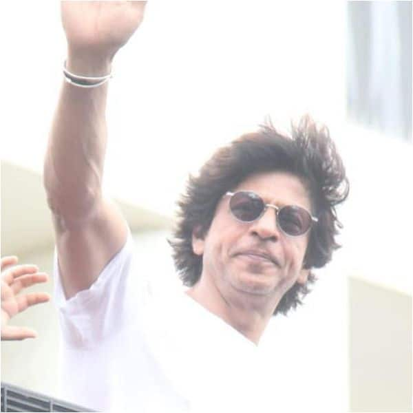 Pathaan Star Shah Rukh Khan Gives The Perfect Eidi To His Fans As He ...