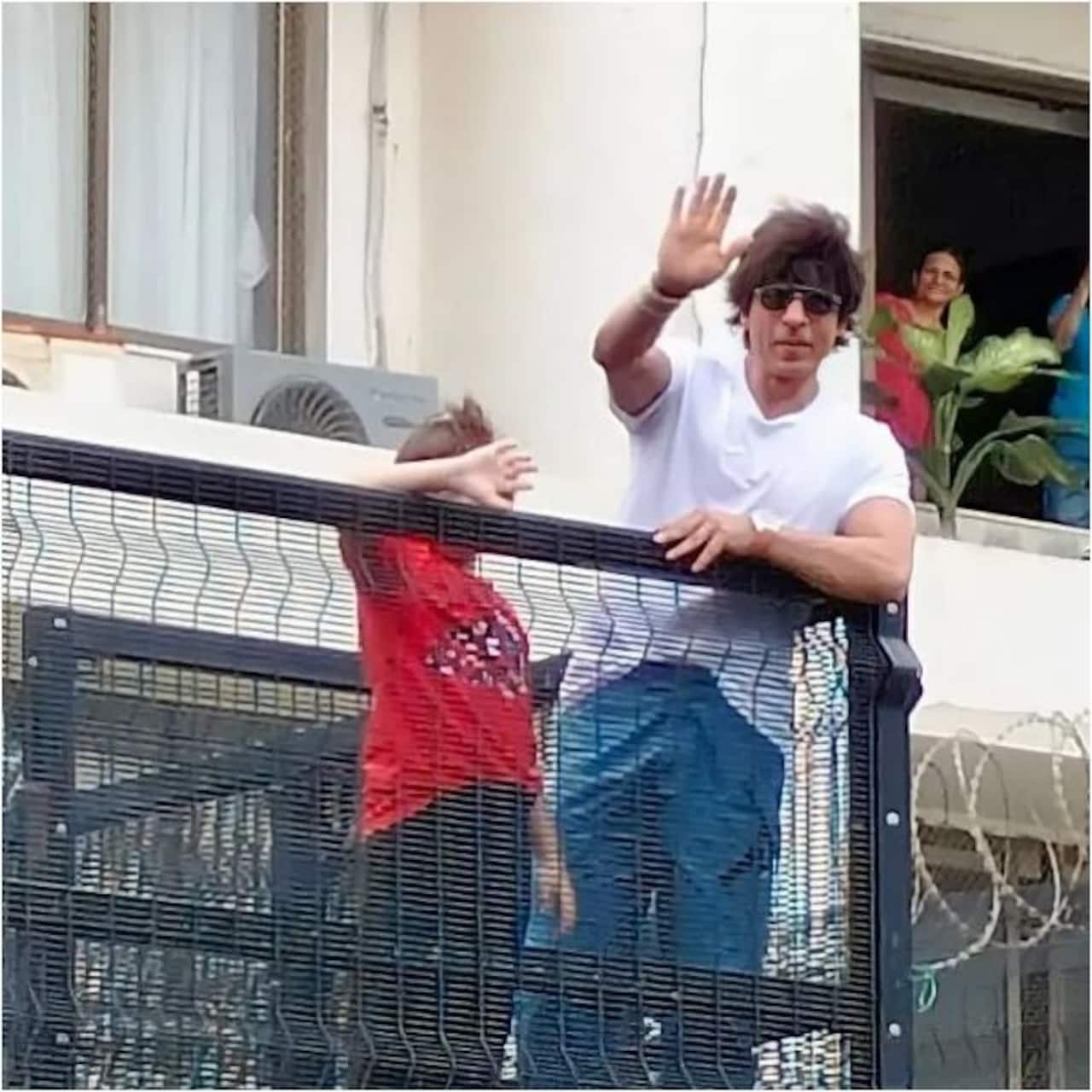 Pathaan star Shah Rukh Khan gives the perfect Eidi to his fans as he ...