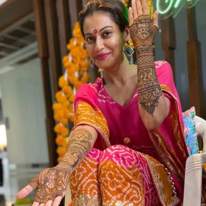 पायल रोहतगी (Payal Rohatgi) ने हाथों पर रचाई पिया के नाम की मेहंदी