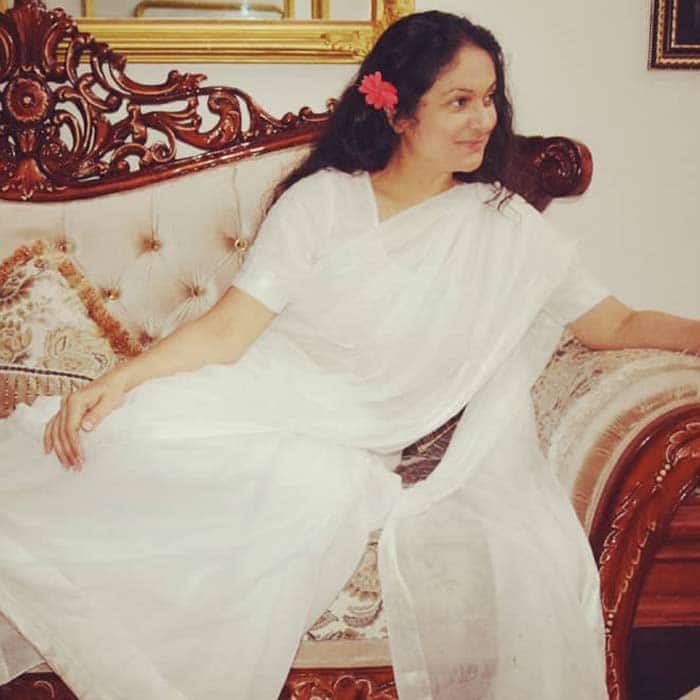 ग्रेसी सिंह ने सफेद साड़ी में क्लिक कराई फोटो