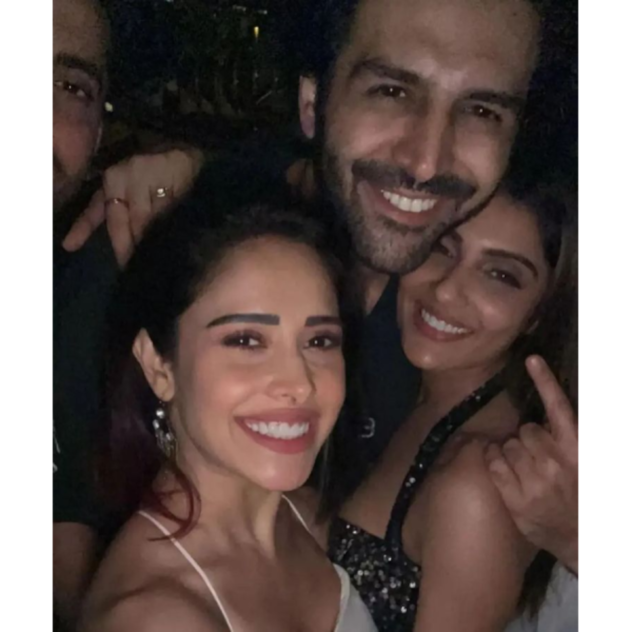 Kartik Aaryan with the ladies