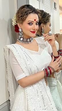 साड़ी में बला की खूबसूरत लगती हैं मदलसा शर्मा