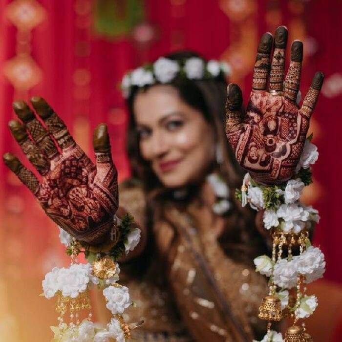 पायल (Payal Rohatgi) के हाथों पर गहरा चढ़ा मेहंदी का रंग