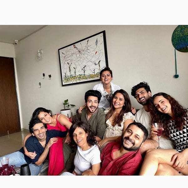 Dheeraj Dhoopar and Vinny Arora pose with their friends!