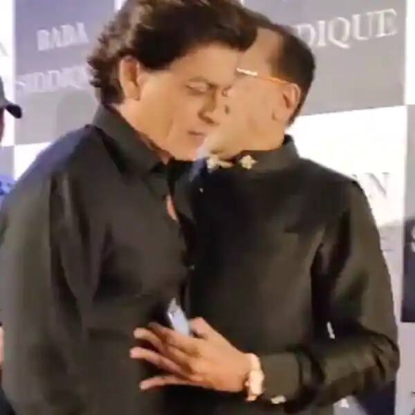 Shah Rukh Khan Khan being pushed by Baba Siddique to Salman Khan ...
