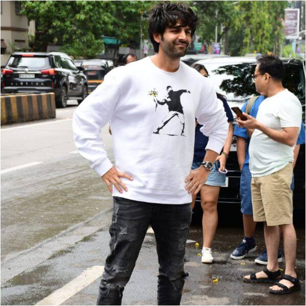 Kartik Aaryan clicked outside Shah Rukh Khan’s Red Chillies office