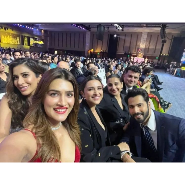 The star-studded selfie of Kriti Sanon, Varun Dhawan and more