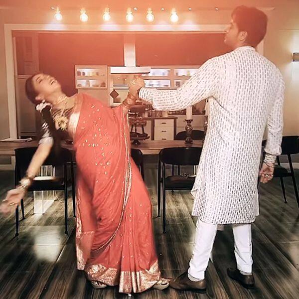 Gaurav Khanna aka Anuj Kapadia and Anupamaa aka Rupali Ganguly dance away