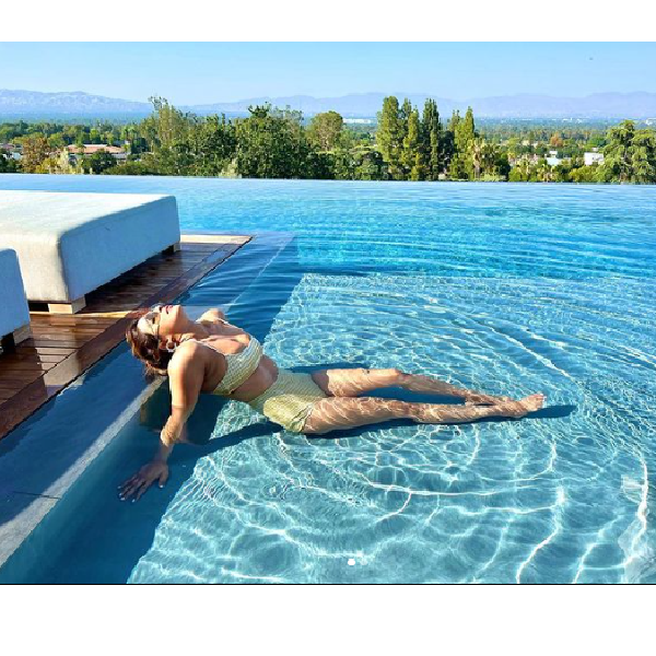 Priyanka Chopra enjoys the infinity pool