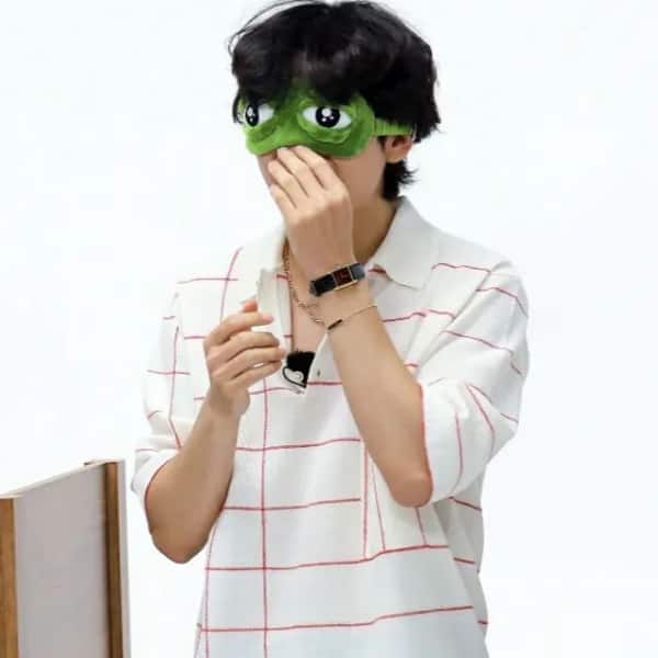Run BTS behind: Kim Taehyung aka the pepe frog Taetae