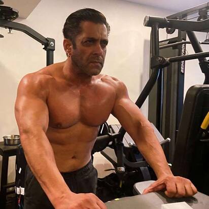 Salman Khan Share Shirtless Photo Before Tiger 3 Teaser Release-शर्टलेस होकर सलमान खान ने दिखाए एब्स, लोग बोले '56 की उम्र में भी आपने...'