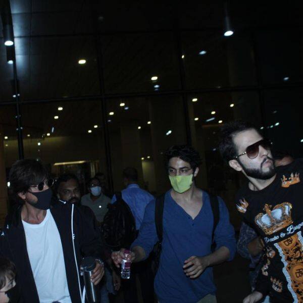 Shah Rukh Khan and Aryan Khan mobbed at Mumbai airport