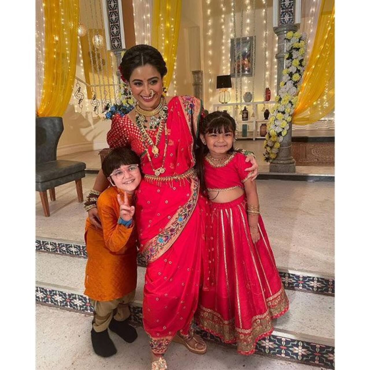 Ghum Hai Kisikey Pyaar Meiin: Aria Sakaria aka Savi poses with Pakhi ...