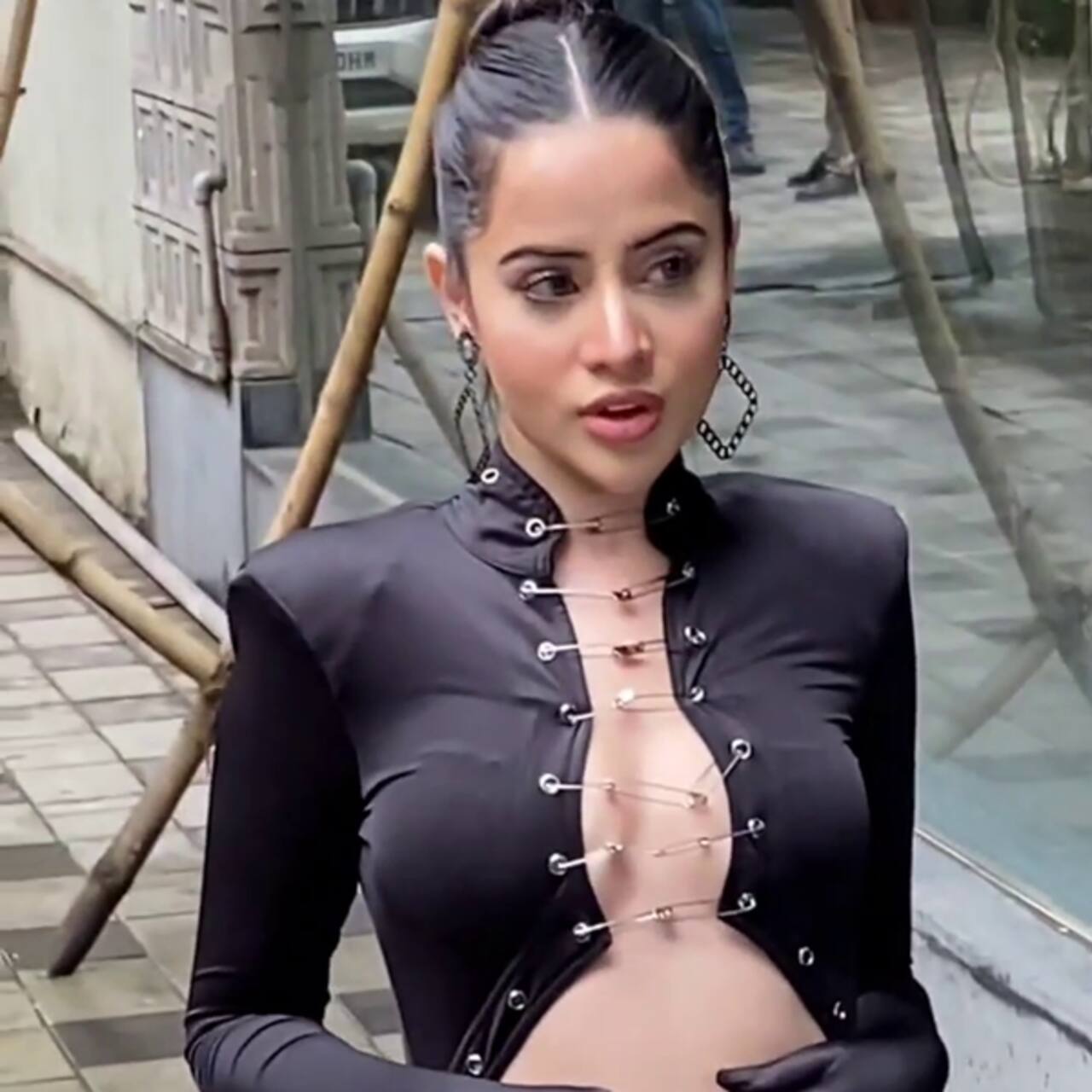 Urfi Javed hits the Mumbai streets in one leg bodysuit; netizens call