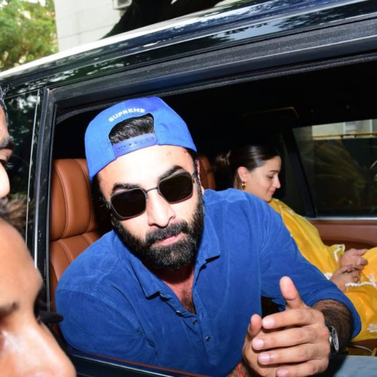 Ranbir Kapoor cuts birthday cake with wifey Alia Bhatt by his side