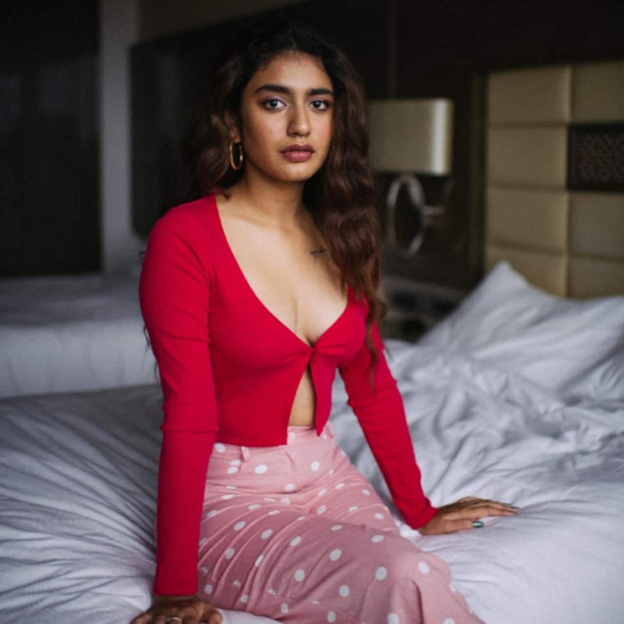 रेड आउटफिट में झलकी प्रिया (Priya Prakash Varrier)  की खूबसूरती