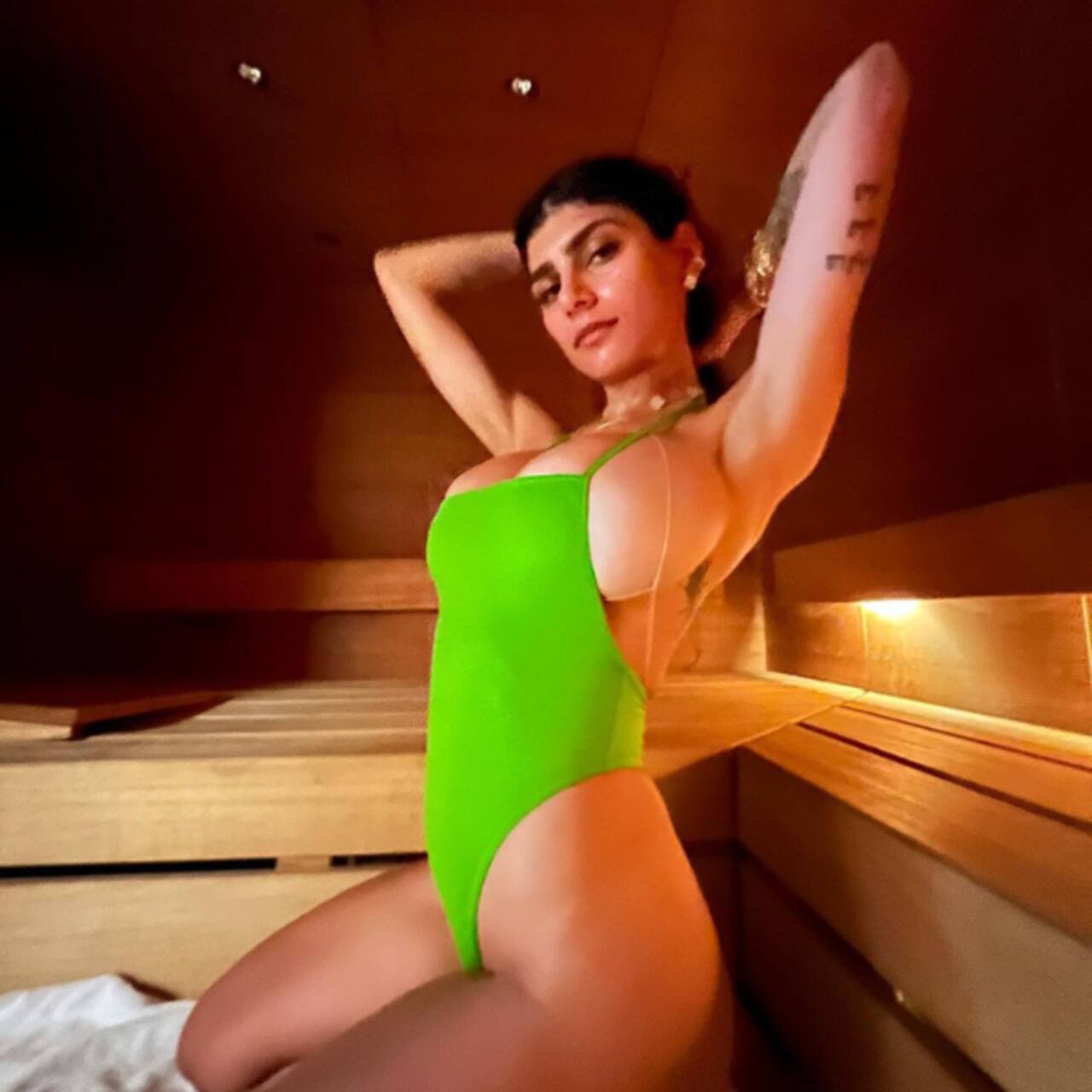 मिया खलीफा (Mia Khalifa) ने मोनोकनी पहन दिए पोज