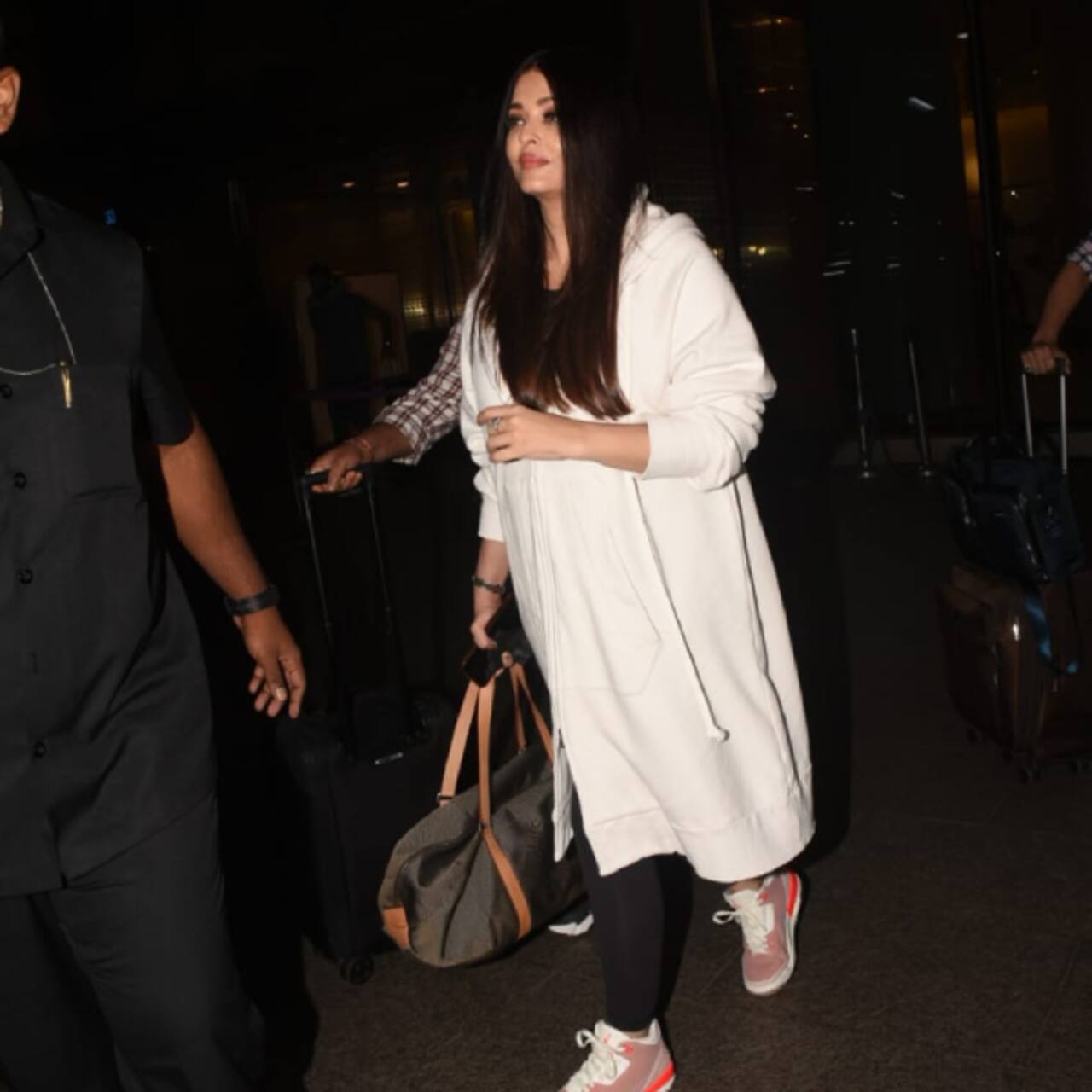 Ponniyin Selvan star Aishwarya Rai Bachchan pulls off a long oversized ...