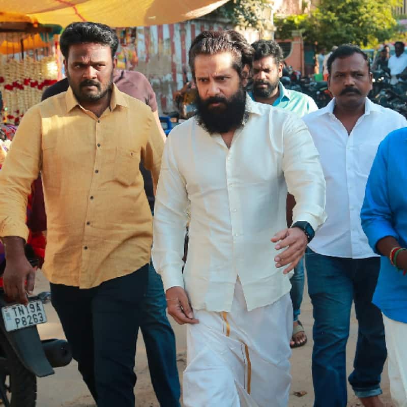 Ponniyin Selvan: Part One star Chiyaan Vikram attends the wedding of his housekeeping staff's son; pictures go viral