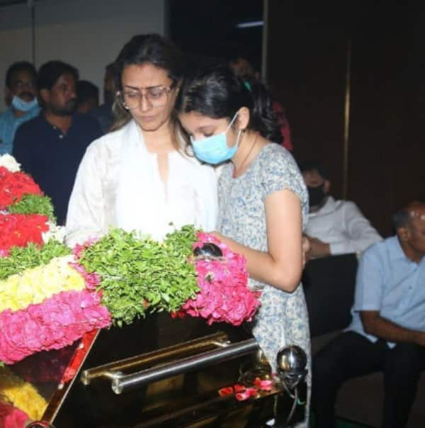 RIP Indira Devi: Mahesh Babu Performs The Last Rites Of His Mother