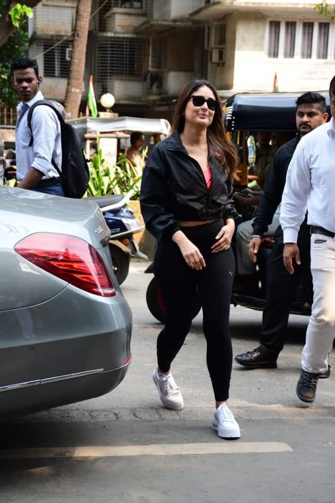 Kareena Kapoor Khan looks radiant in these pictures as she is all smiles for the paparazzi.