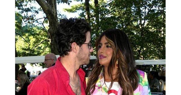 Priyanka Chopra ve Nick Jonas, şarkıcı Global Citizen Festivali'nde sahneyi ateşe verdikten sonra halka açık yerlerde dudak büktü [Viral Pics]