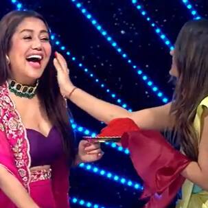 Indian Idol 13 : 'गुम है किसी के प्यार में' में आवाज देने वाली सेंजुती दास ने जज नेहा कक्कड़ को लगाया सिंदूर