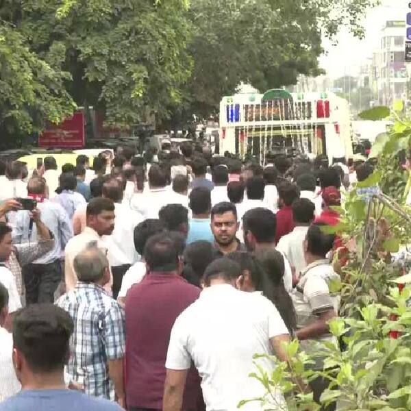 राजू श्रीवास्तव की अंतिम यात्रा में उमड़ी भीड़