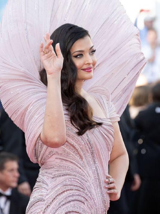 Aishwarya Rai Bachchan làm NHỮNG điều NÀY để giữ cho mình khỏe mạnh và xinh đẹp ở tuổi 48