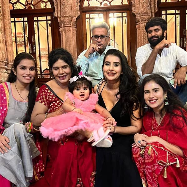 TV News Today: Charu Asopa reunites with her family 