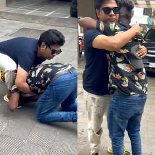 अंकित तिवारी से मिलने पहुंचे क्रेजी फैन ने पैरों में रख दिया सिर, सिंगर ने उठाकर लगाया गले