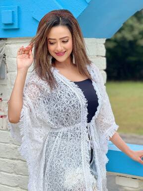 किसी अप्सरा से कम सुंदर नहीं हैं मदालसा शर्मा