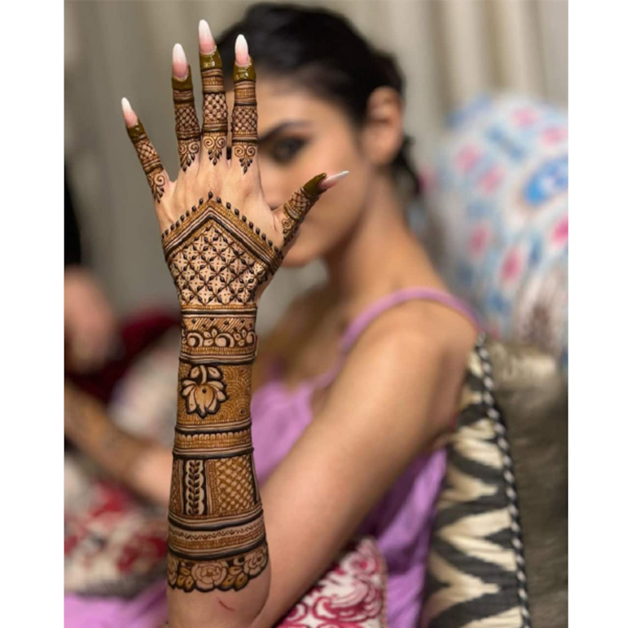 मौनी रॉय (Mouni Roy) की मेहंदी पर फिदा हुए फैंस