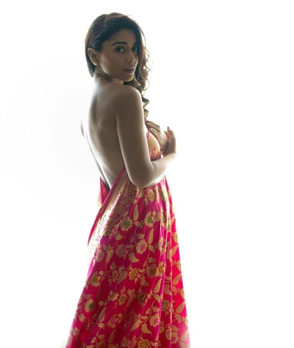 Shriya Saran covers her modesty