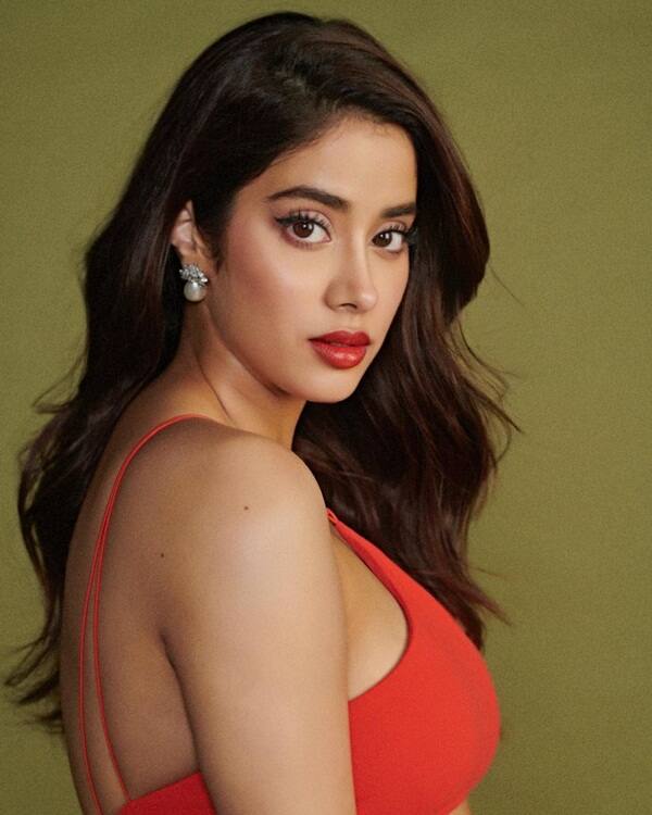 Janhvi Kapoor Makes Several Eyes Pop Out As She Steps Out In A Figure ...