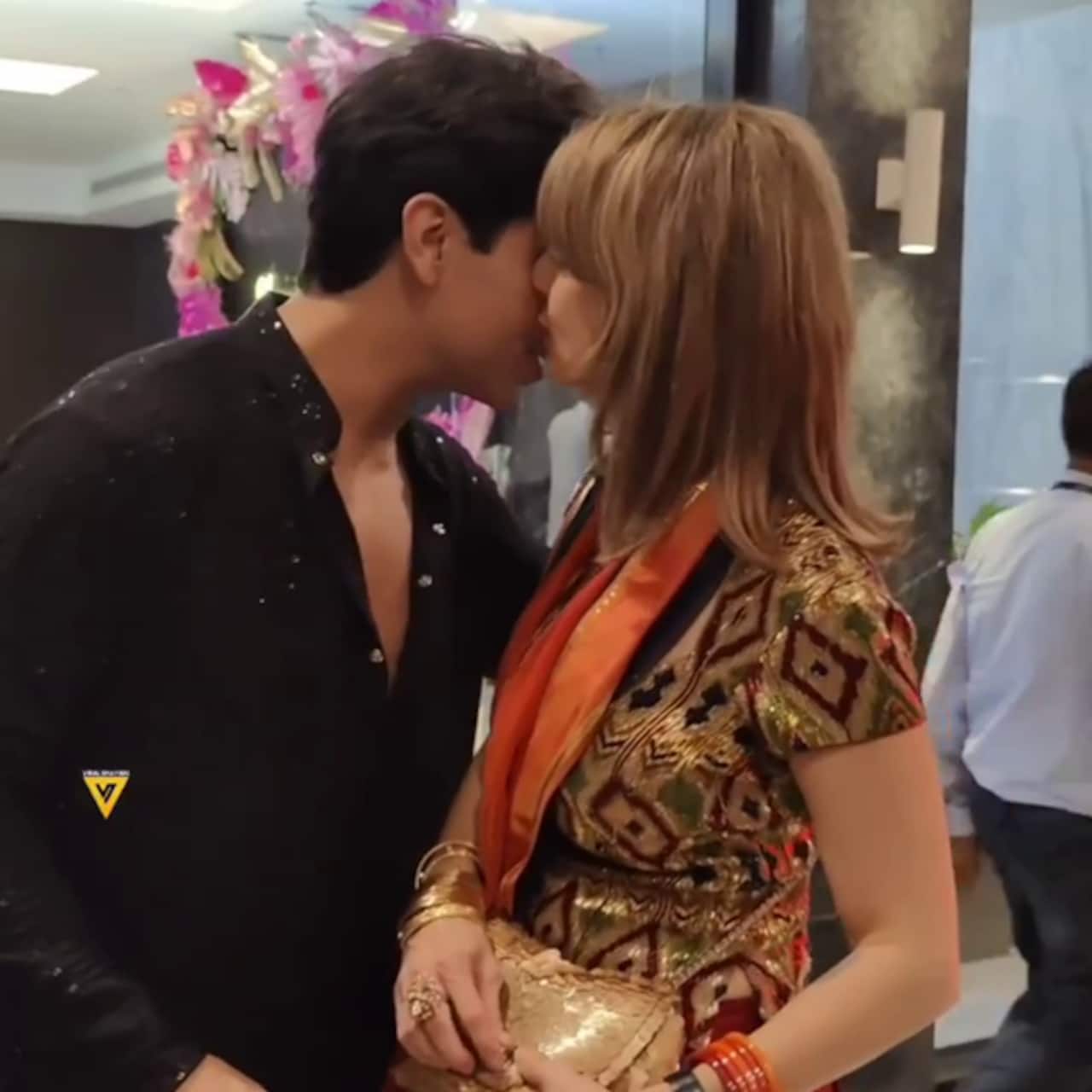 Diwali 2022: Sussanne Khan kisses boyfriend Arslan Goni in front of the paparazzi [Watch]