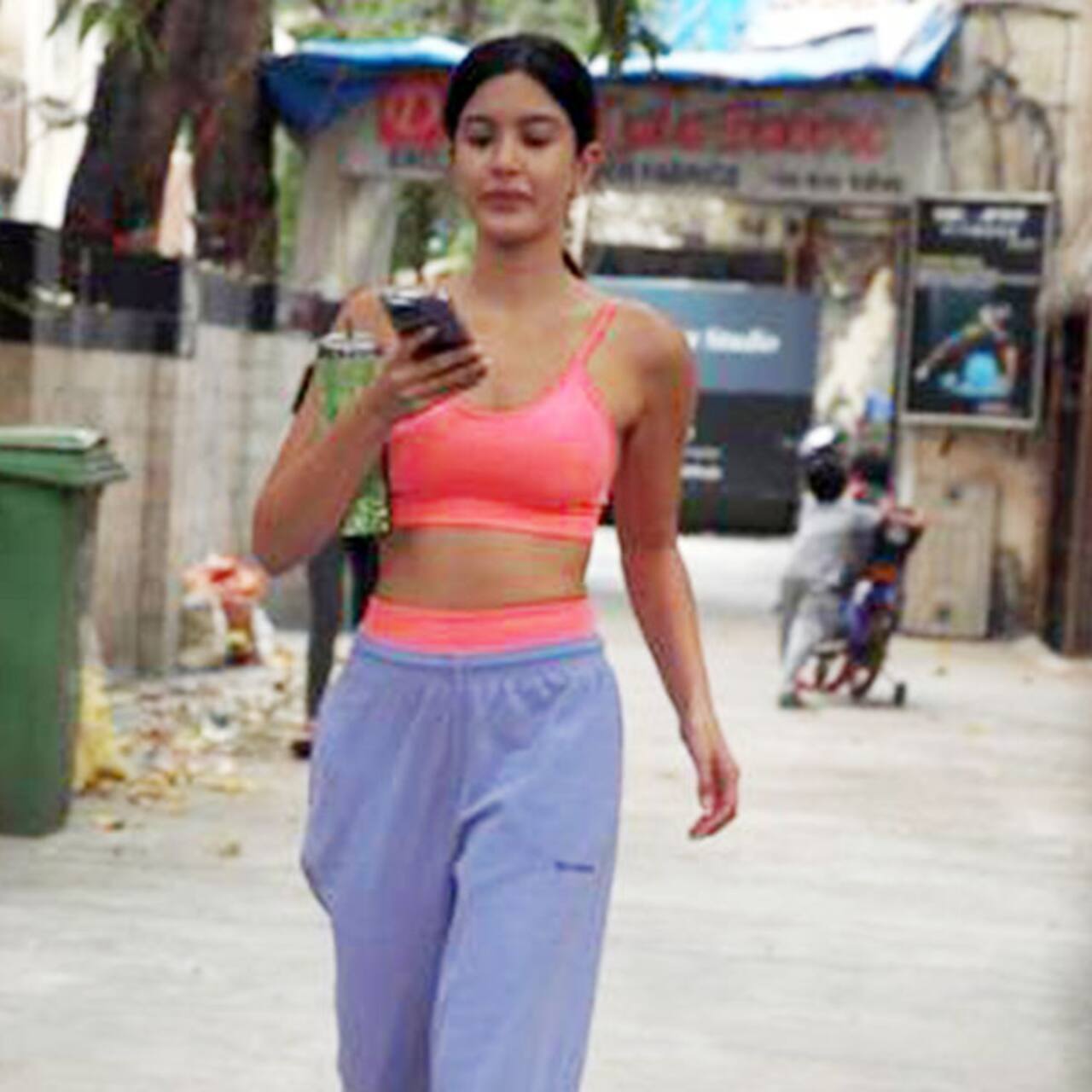 Shanaya Kapoor flaunts her toned midriff in a sports bra; proves she's ...