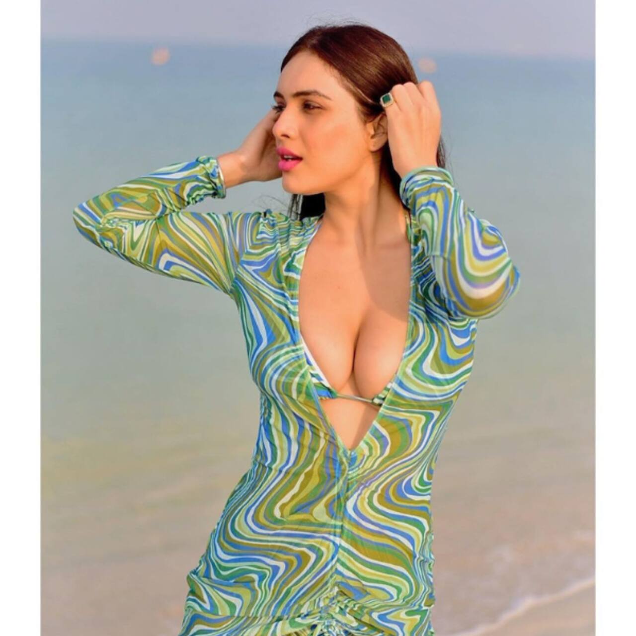 Neha Malik ने बोल्डनेस के मामले में उर्फी जावेद को किया फेल, एक्ट्रेस ने  फ्रंट कट ड्रेस पहन बढ़ाई गर्मी